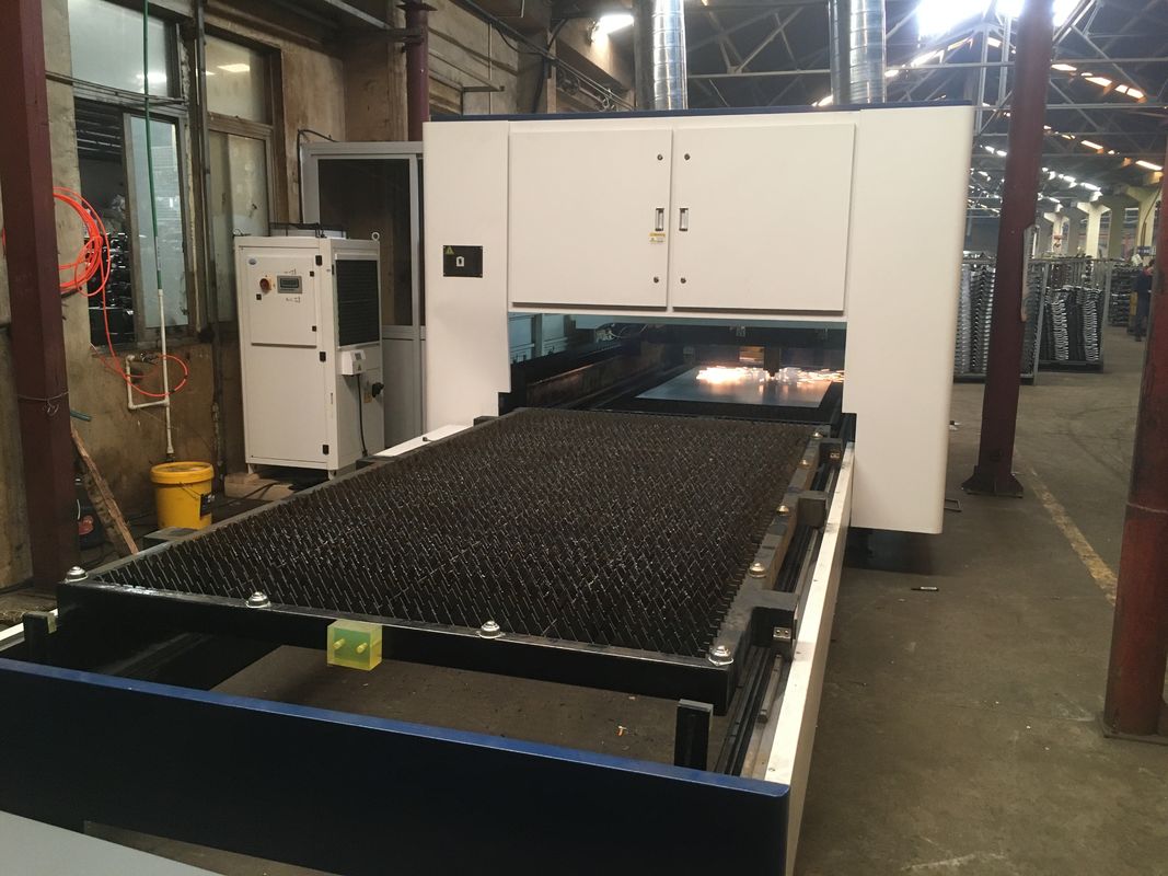 Tabella di scambio della tagliatrice del laser della fibra di CNC di 1500W 4000W IPG max 3015 con la copertura