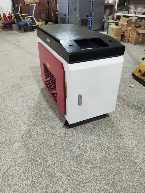 Saldatore automatico 220V 1500W del laser del mezzo peso per metallo